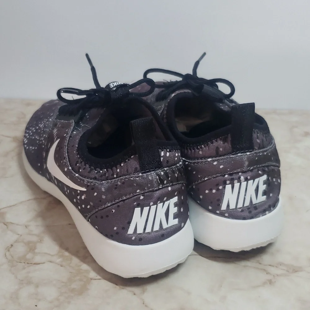 Nike Charcoal and White Athletic Womens Shoes Size 8.5